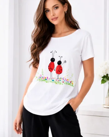 Tricou alb din bumbac  pictat manual, cu buburuze