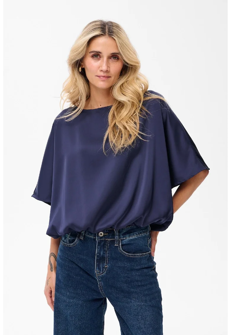 Bluza lejera cu decolteu barcuta