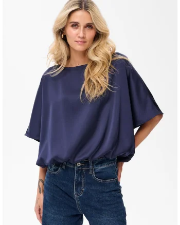 Bluza lejera cu decolteu barcuta