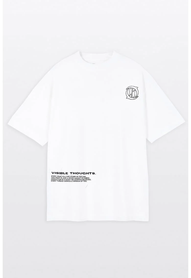 Tricou lejer cu imprimeu text si decolteu la baza gatului