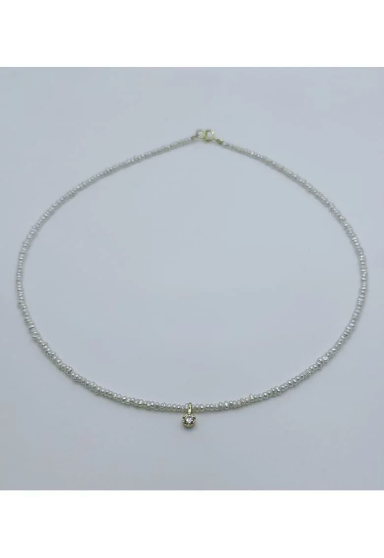 Colier handmade, realizat din perle de cultura, pandantiv argint placat cu aur, inchider argint placat cu aur, lungime: 39 cm