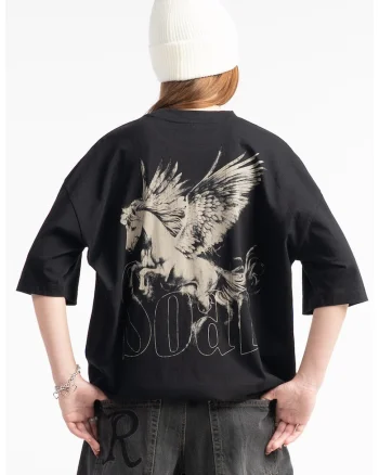 Tricou supradimensionat cu maneci cazute si decolteu la baza gatului