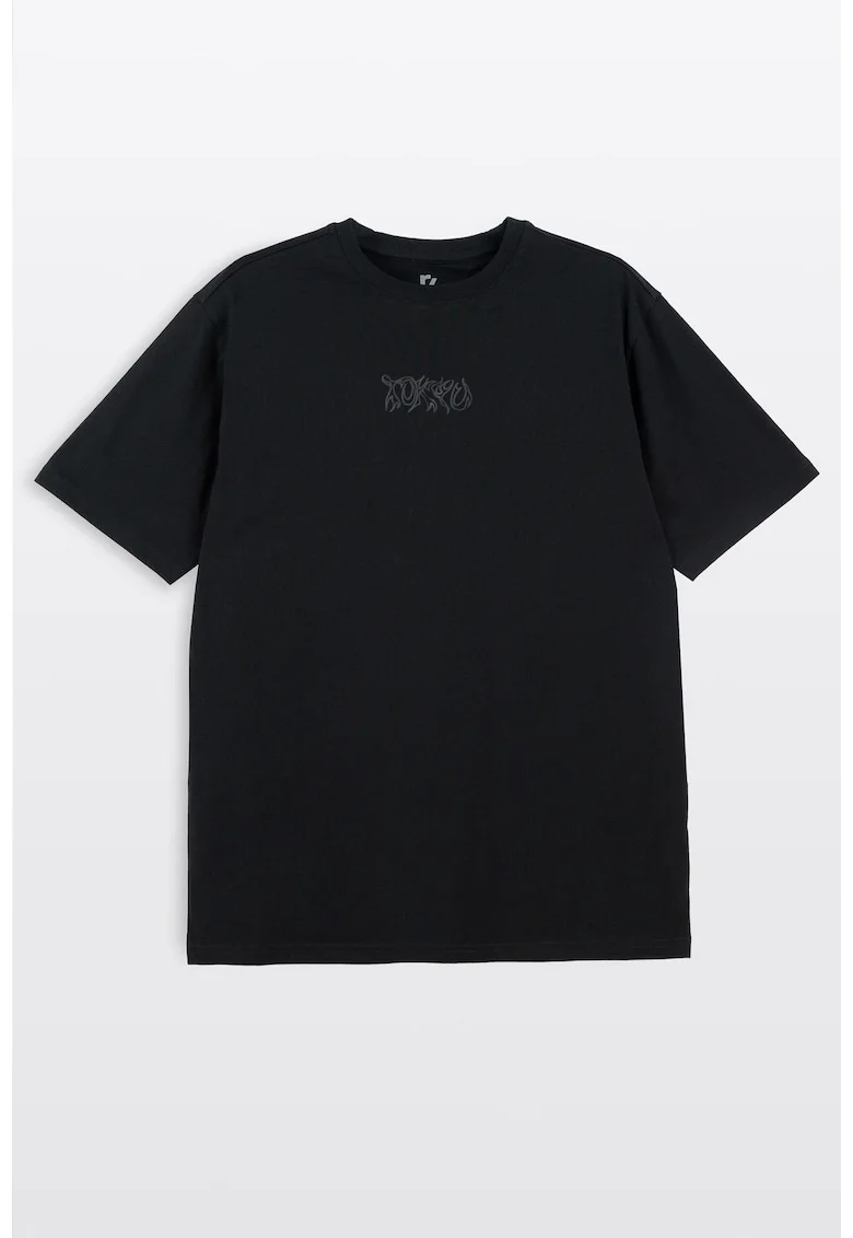 Tricou cu decolteu la baza gatului