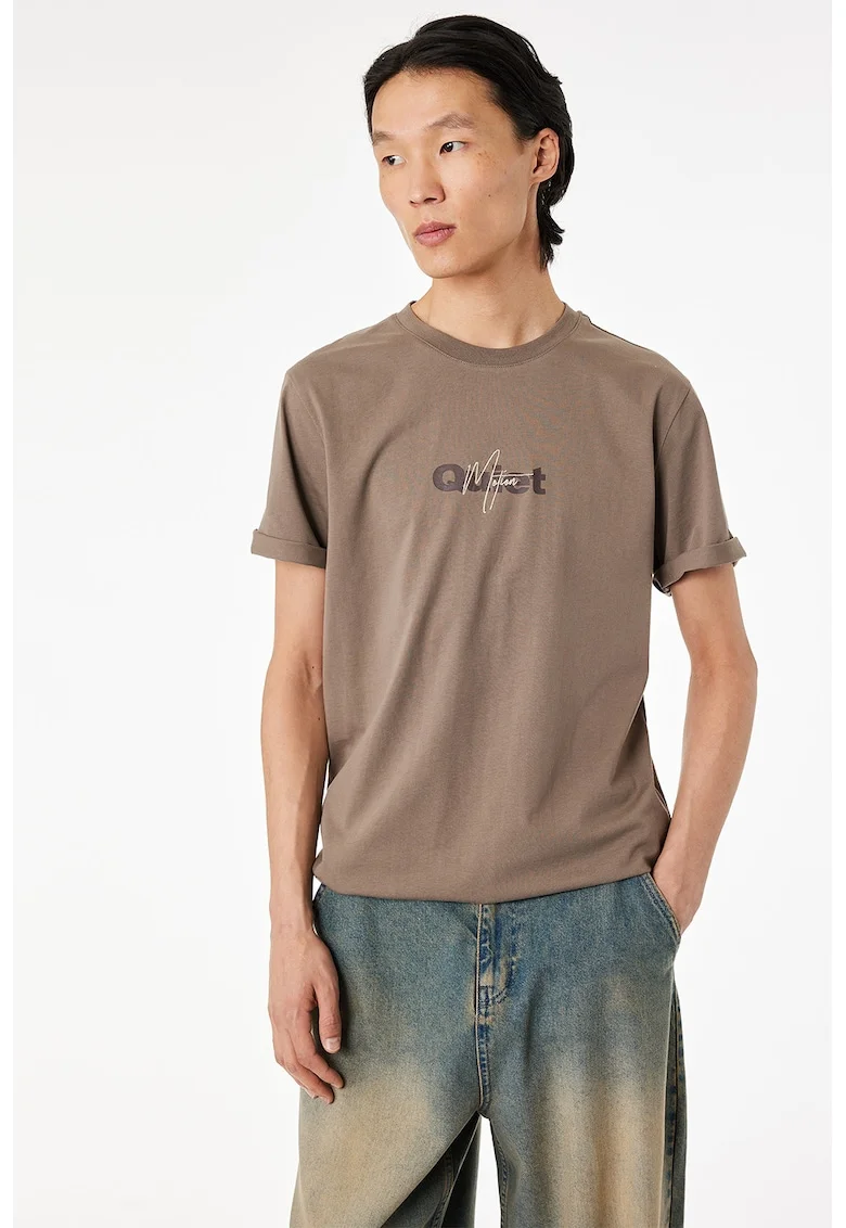 Tricou cu decolteu la baza gatului si imprimeu text, Maro taupe inchis