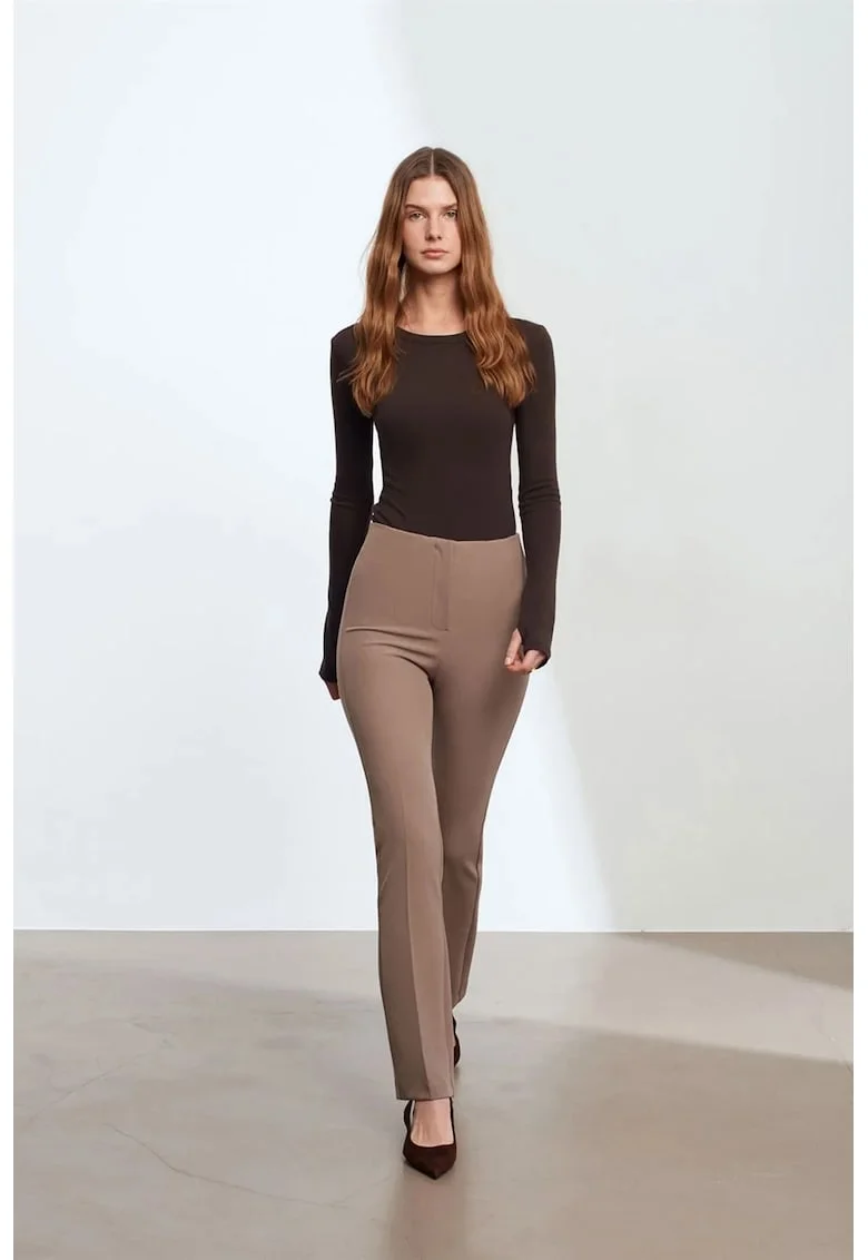 Pantaloni dama,  croiala dreapta, talie medie, culoare maro, material crep