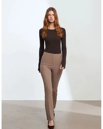 Pantaloni dama,  croiala dreapta, talie medie, culoare maro, material crep