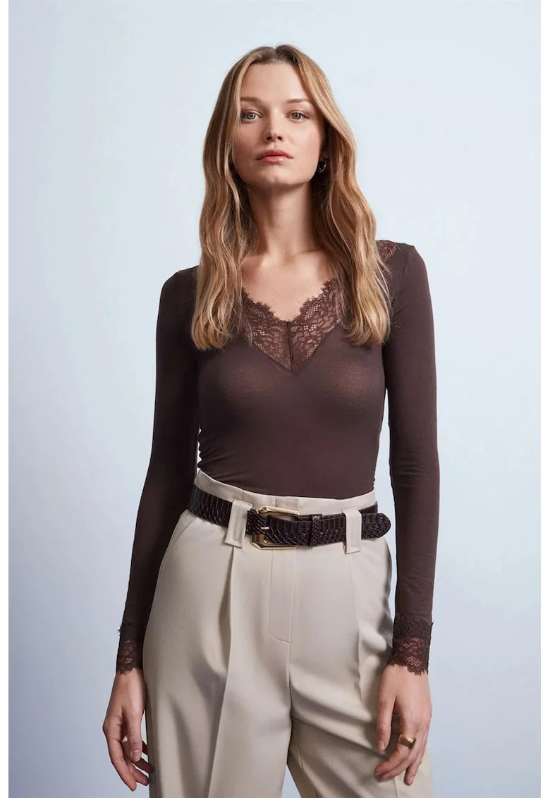 Bluze dama,  Bluza Slim Fit, decolteu in V, detalii florale, maro cafea, dantela,