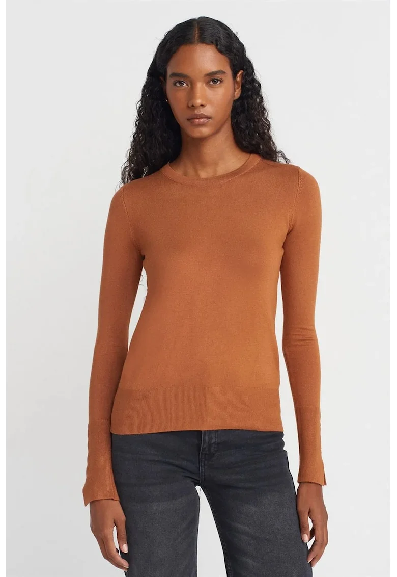 Pulover dama,  guler rotund, croiala slim, maro camel, viscoza,