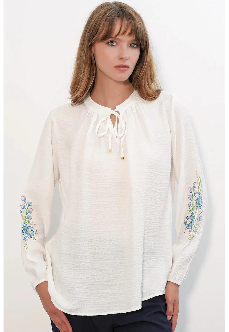 Bluza  supradimensionata, alb prafuit, broderie, crep viscoza-nailon