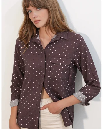 Camasa supradimensionata  cu buline, maro mocha inchis/alb, viscoza si nylon, maneci lungi, guler clasic
