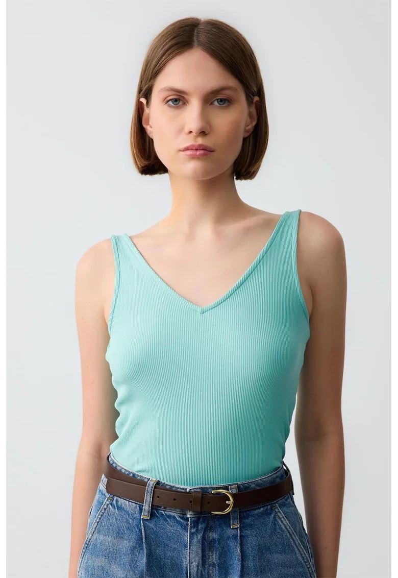 Top slim fit cu decolteu in V