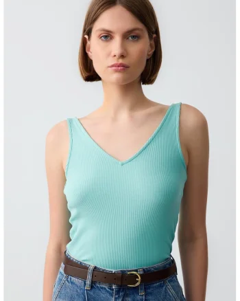 Top slim fit cu decolteu in V