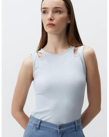 Top cu detalii decupate, Albastru pastel