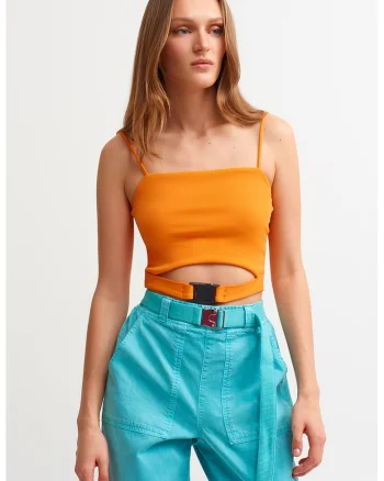 Top crop cu bretele inguste si catarama in talie