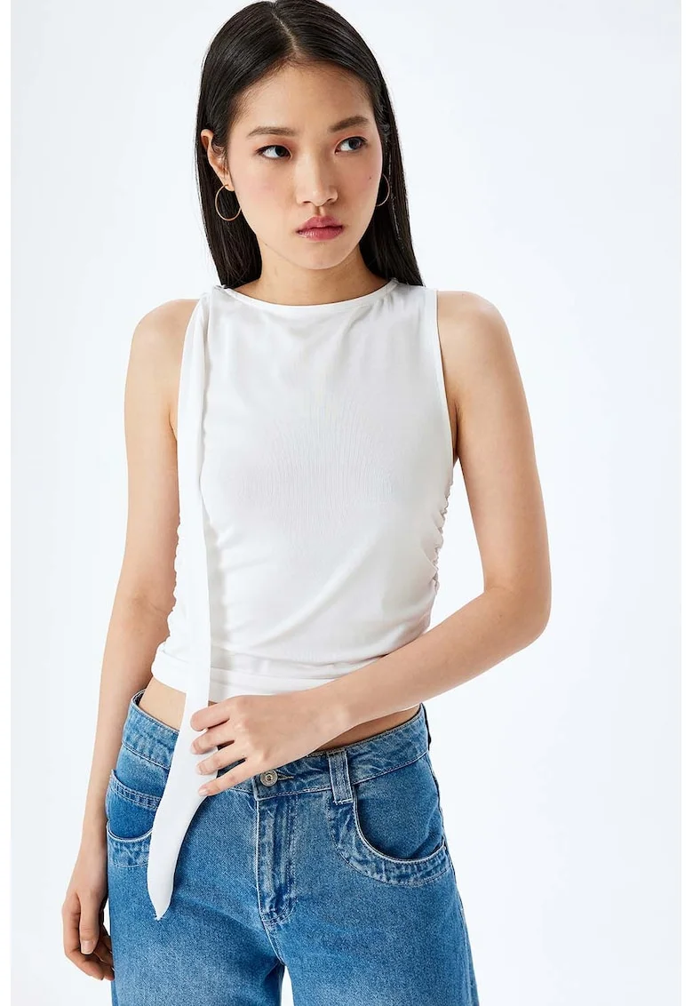 Top crop cu model uni, Alb