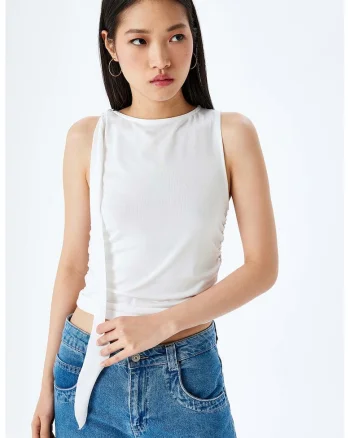 Top crop cu model uni, Alb