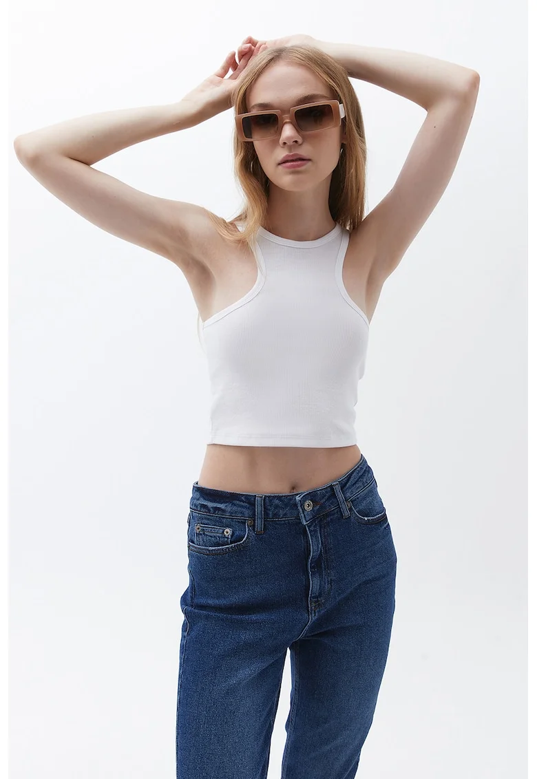 Top crop cu model uni, Alb