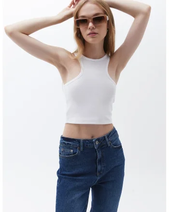 Top crop cu model uni, Alb
