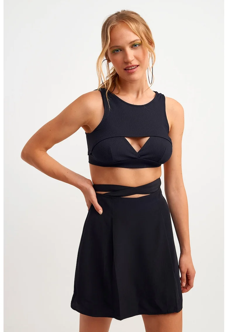Top crop cu detaliu decupat, Negru