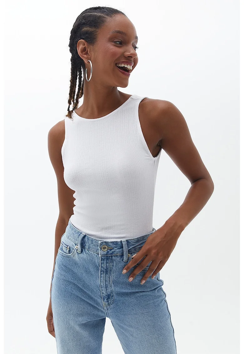 Top slim-fit cu decupaj pe partea din spate si decolteu rotund, Alb