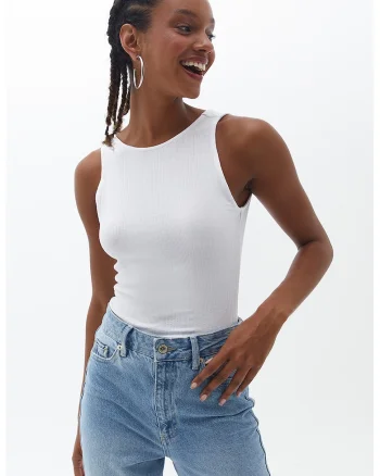 Top slim-fit cu decupaj pe partea din spate si decolteu rotund, Alb