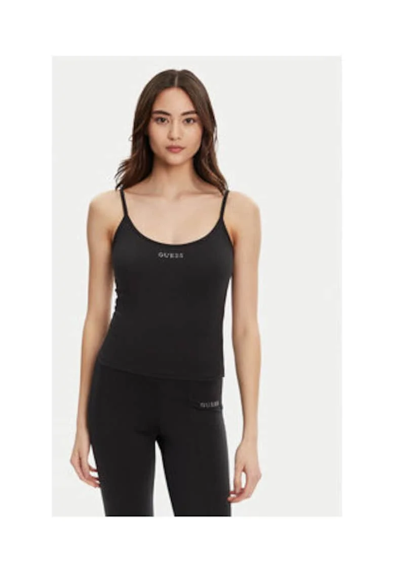 Top din material elastic cu logo metalic si decolteu rotund