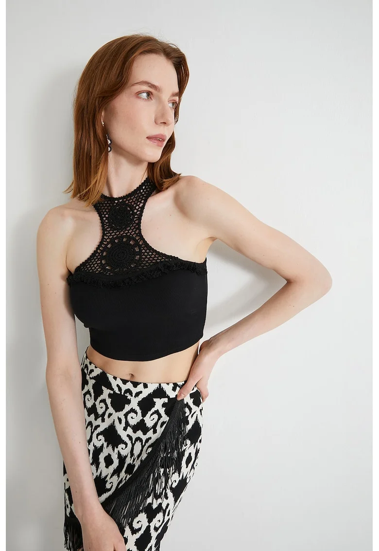 Top crop cu garnituri de dantela crosetata, Negru