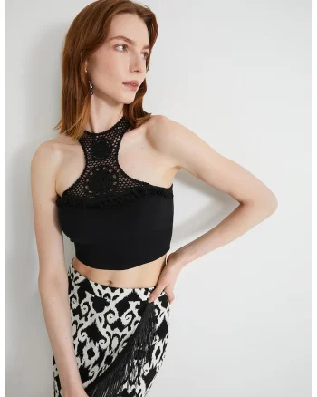 Top crop cu garnituri de dantela crosetata, Negru