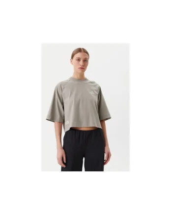 Tricou crop lifestyle