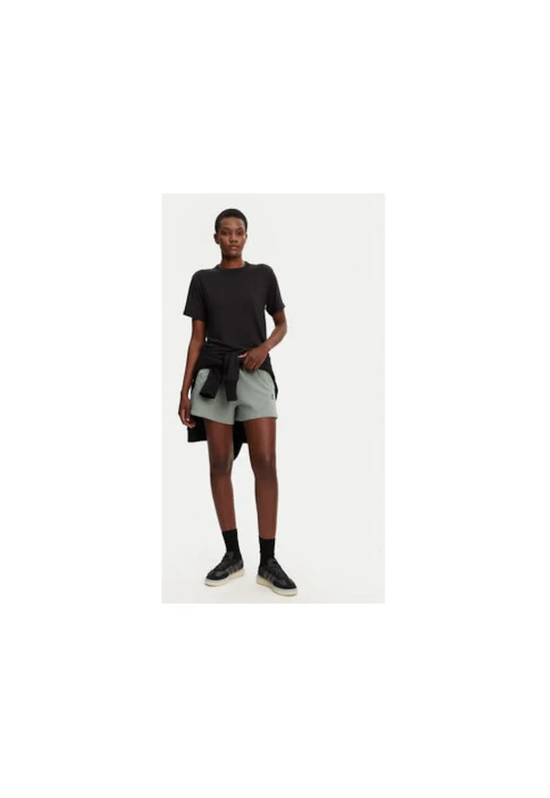 Tricou lejer cu decolteu la baza gatului