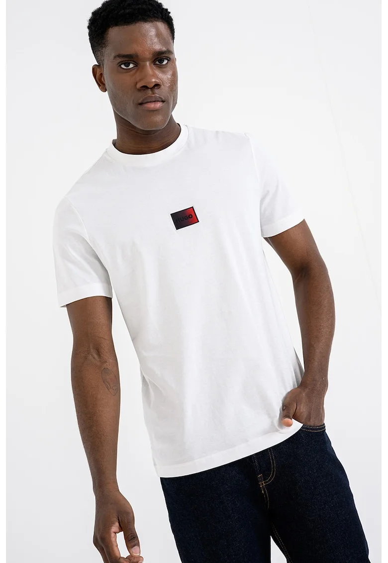 Tricou slim fit cu decolteu la baza gatului Danotie, Alb/Negru/Rosu inchis