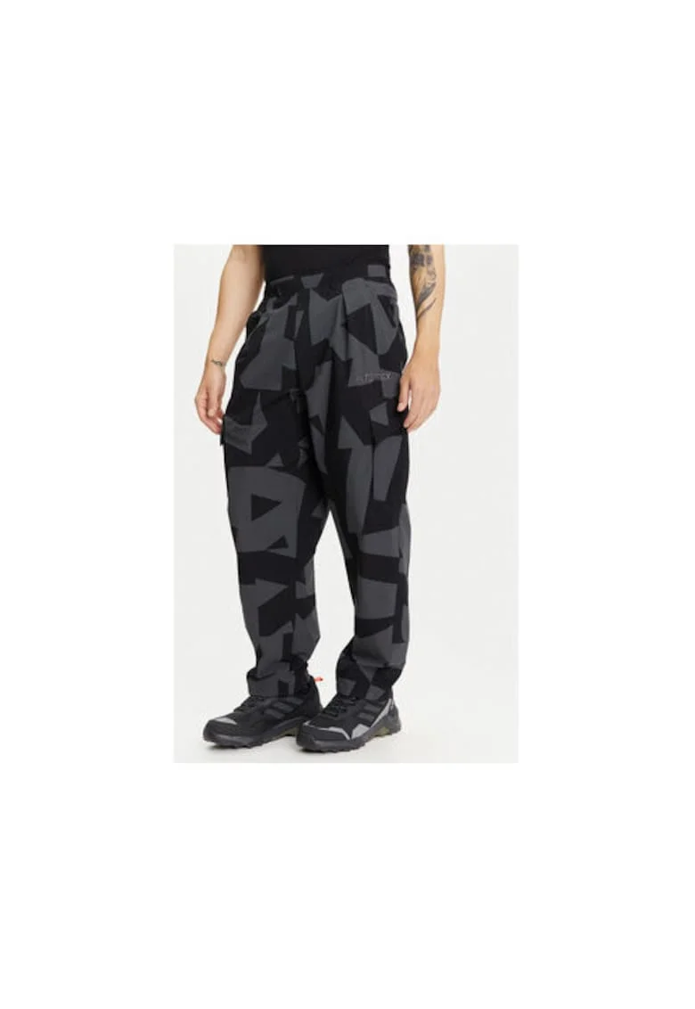 Pantaloni trekking cu model