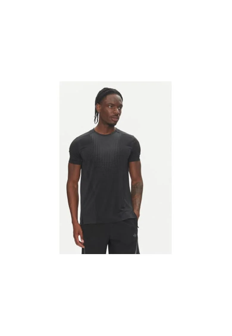 Tricou tehnic cu decolteu la baza gatului
