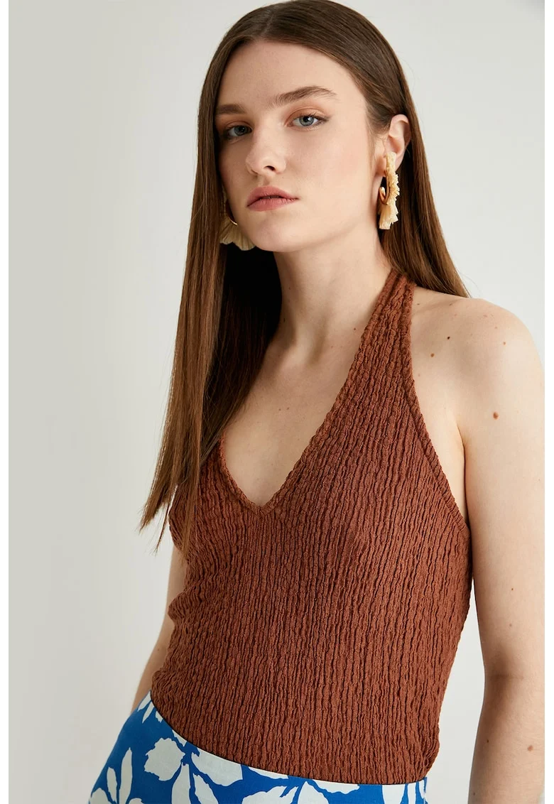 Top cu decolteu halter si aspect texturat, Maro