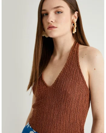 Top cu decolteu halter si aspect texturat, Maro