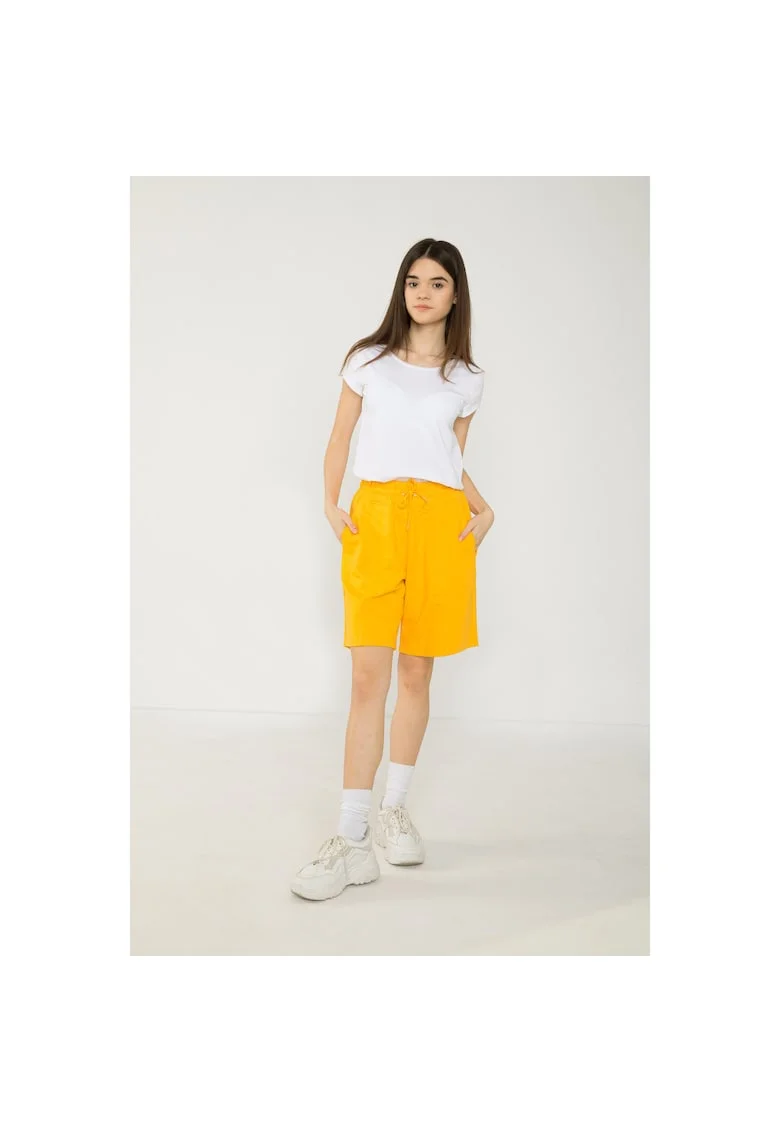 Pantaloni scurti cu snur in talie,