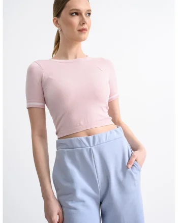 Tricou crop cu decolteu la baza gatului, Roz pastel