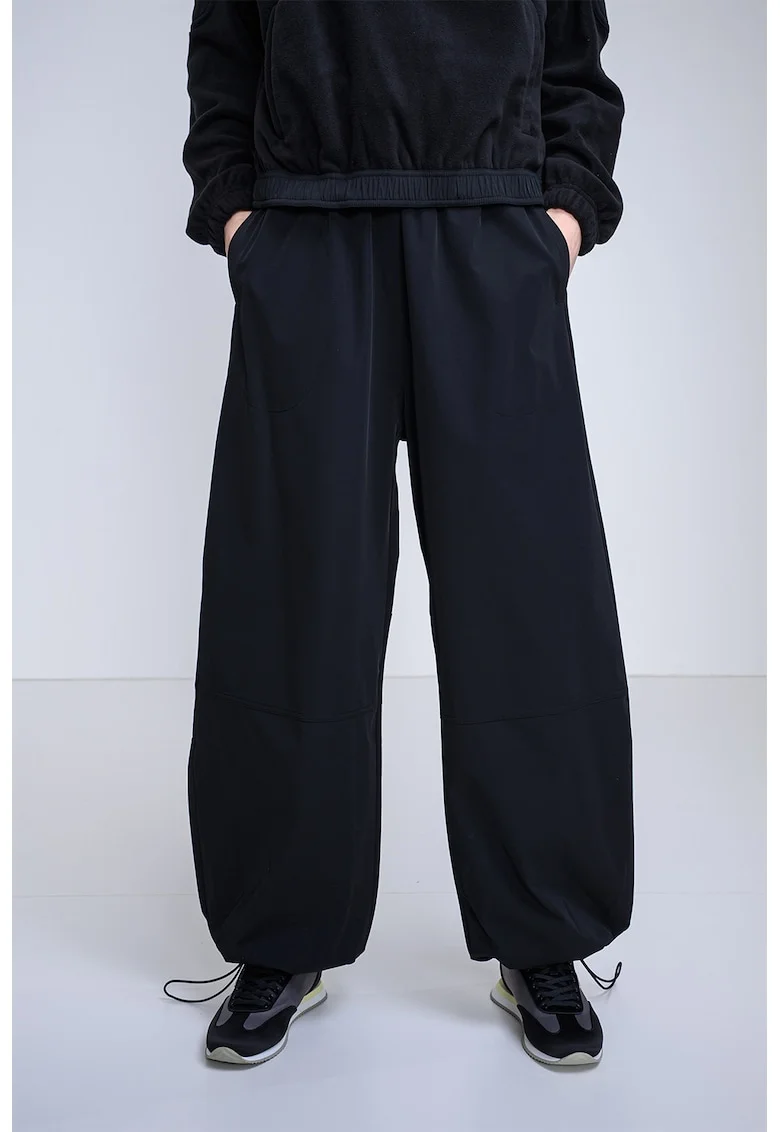 Pantaloni cu croiala parachute, Negru