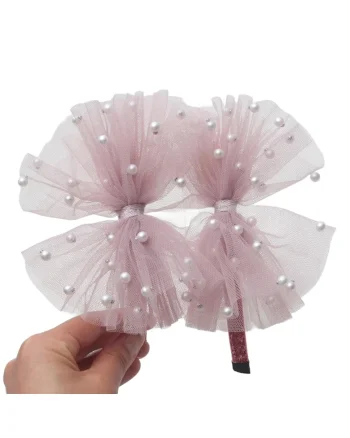 Bentita eleganta din tulle roz pudrat cu funda si perle, accesoriu pentru fetite, confortabila si delicata, ideala pentru ocazii speciale