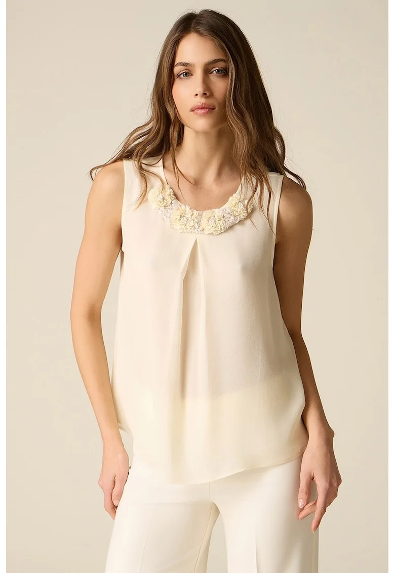 Top uni cu detalii florale, Crem