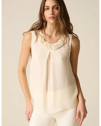 Top uni cu detalii florale, Crem