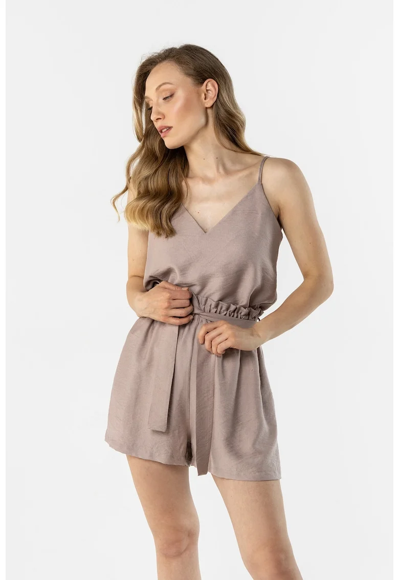 Top dama,  cu bretele subtiri, decolteu in V, croiala lejera, material neted, bej