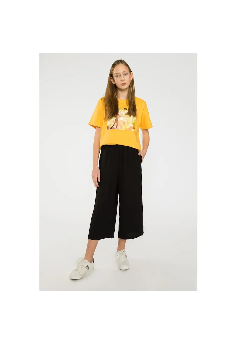 Pantaloni cu croiala ampla si model uni