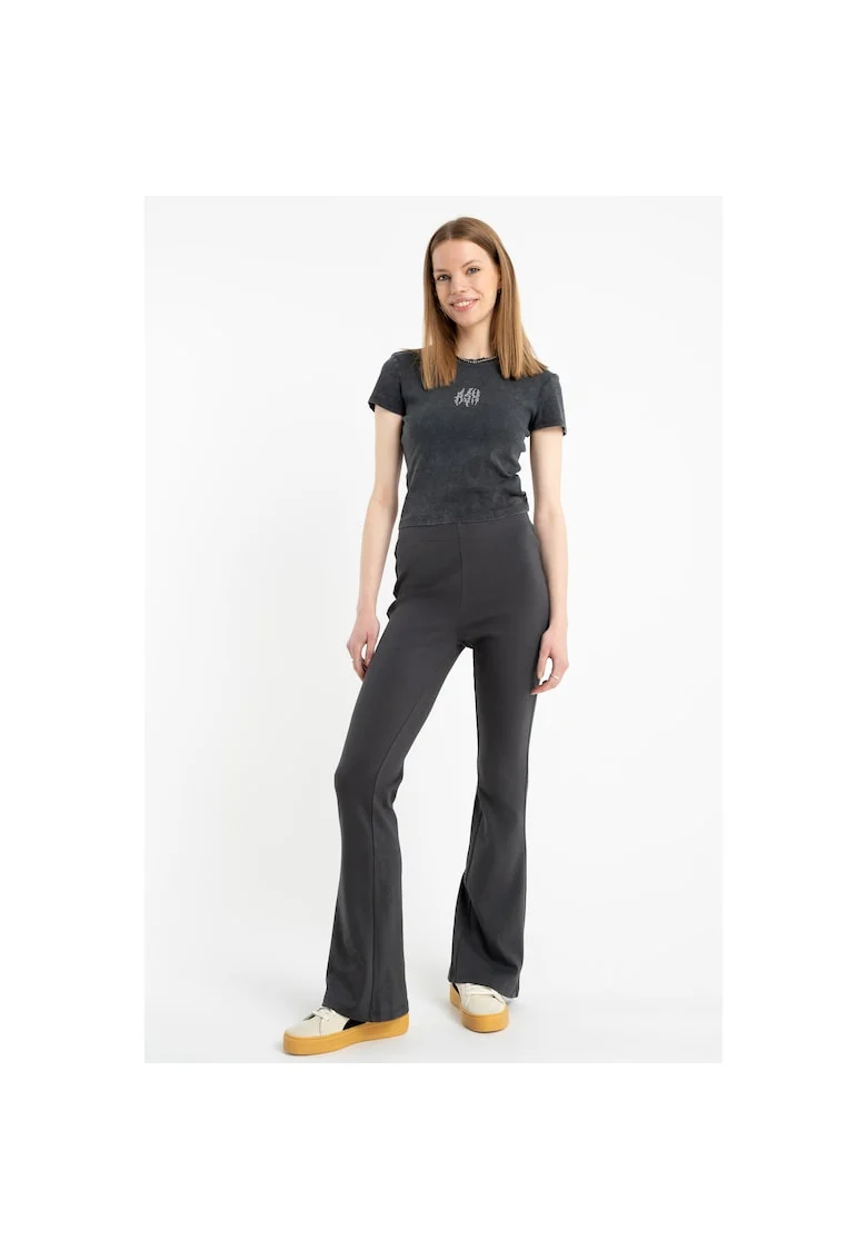 Pantaloni evazati cu talie elastica