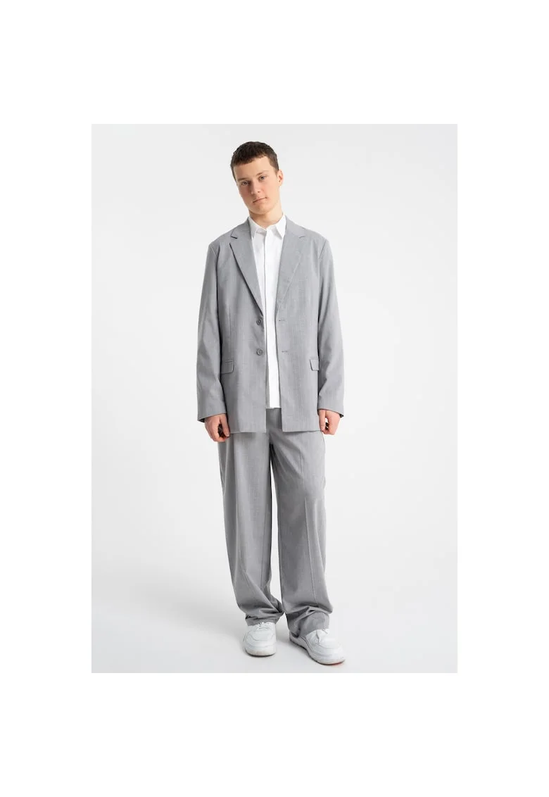 Pantaloni cu croiala lejera si pense