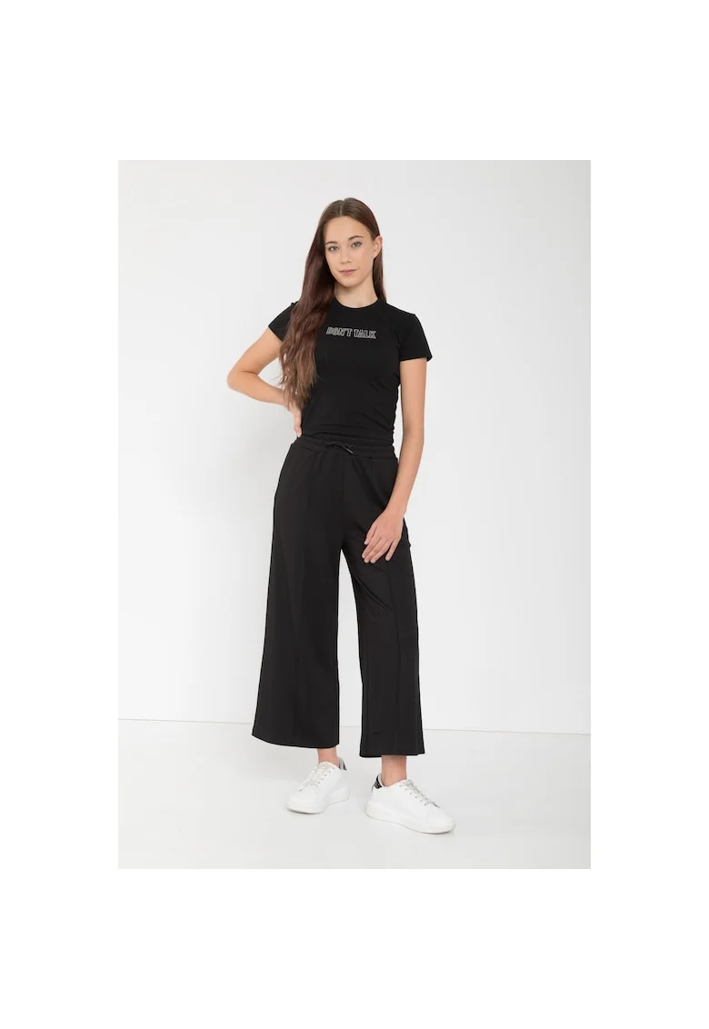 Pantaloni cu croiala ampla si snur in talie,