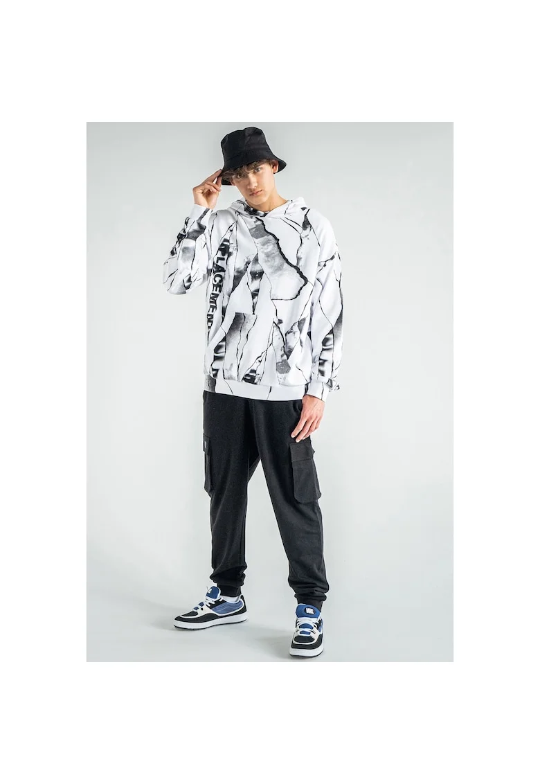Pantaloni de trening negri cu buzunare spatioase,
