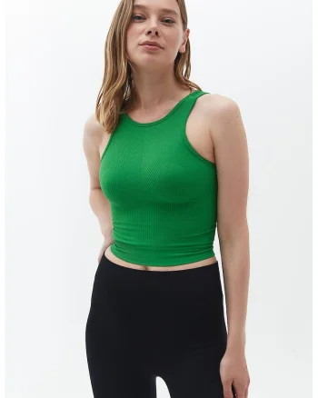 Top crop cu decolteu rotund