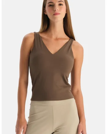 Top slim fit cu decolteu in V, Maro pamantiu