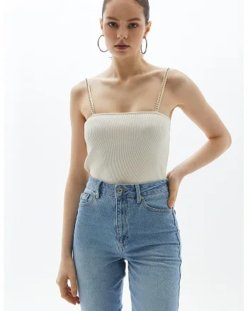 Top slim-fit cu lant decorativ, Alb fildes